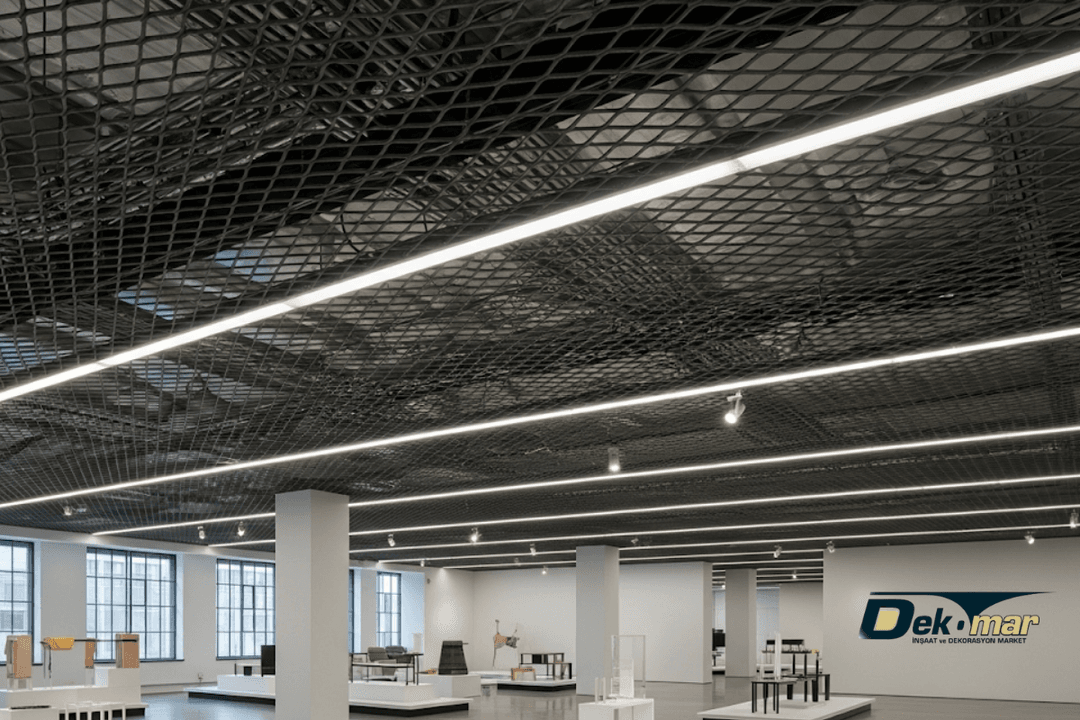 Showroom için sık göz aralıklı metal asma tavan modeli. Mesh asma tavan fiyatları ve şık detayları ile modern mekanlar yaratın. 