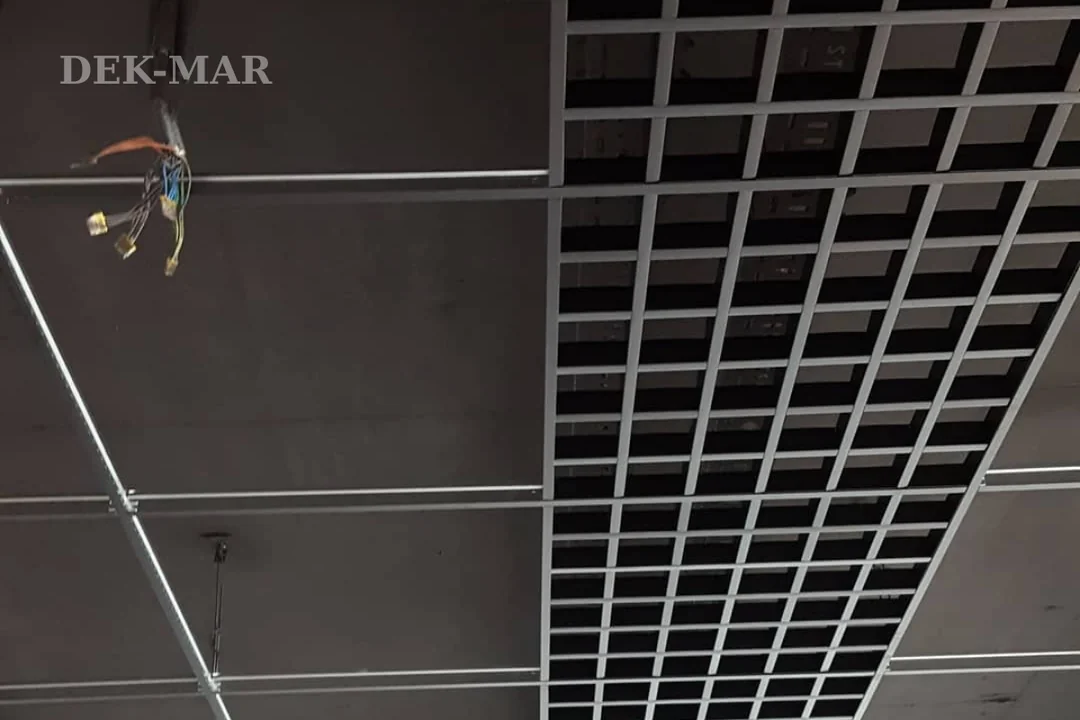 AVM ve ticari alanlarda modern petek tavan uygulaması, estetik görünüm ve akustik performans çözümü.