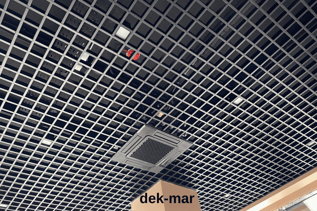 Ofislerde LED uyumlu petek tavan uygulaması, modern iç mekân çözümü. 