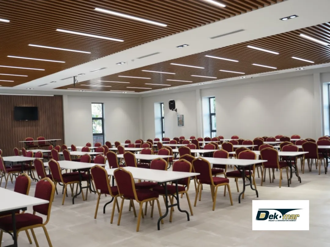 Tamamlanmış baffle tavan uygulaması – modern ofis ve mağaza tavan sistemi referans projesi – Dek-Mar İnşaat