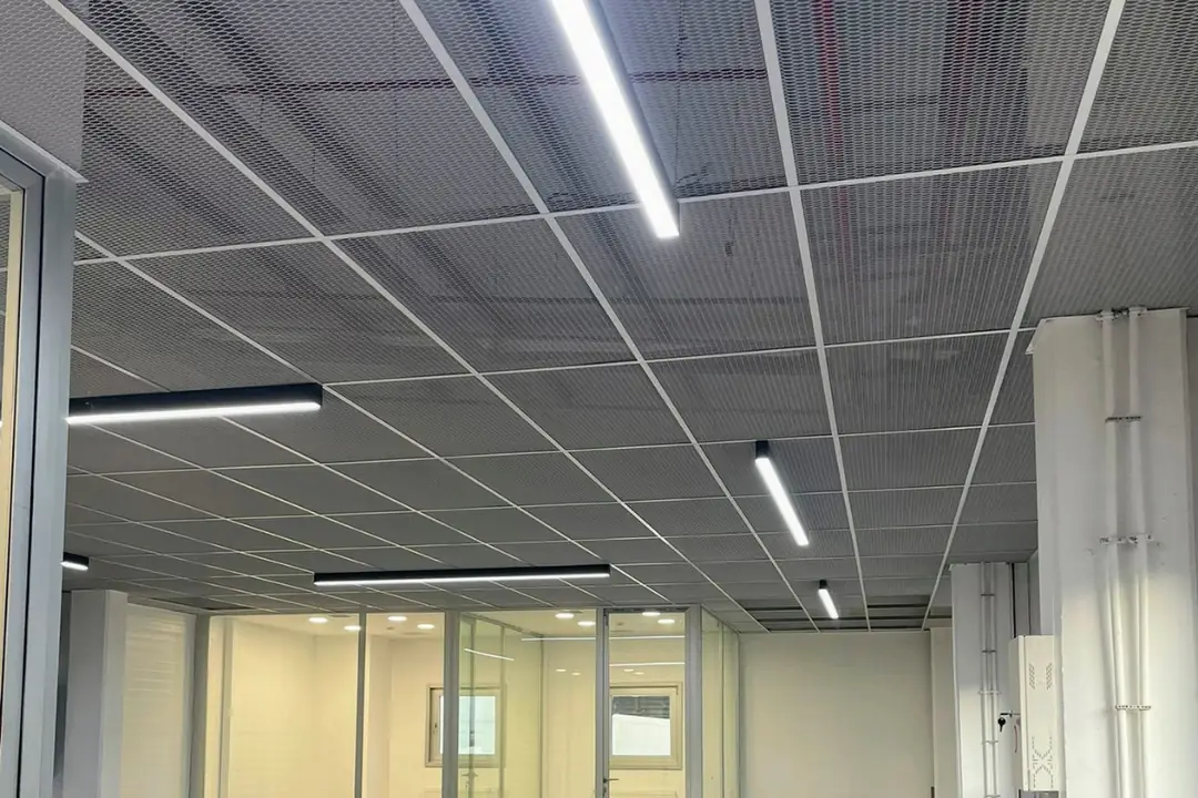 AVM içerisinde uygulanmış siyah mesh tavan sistemi