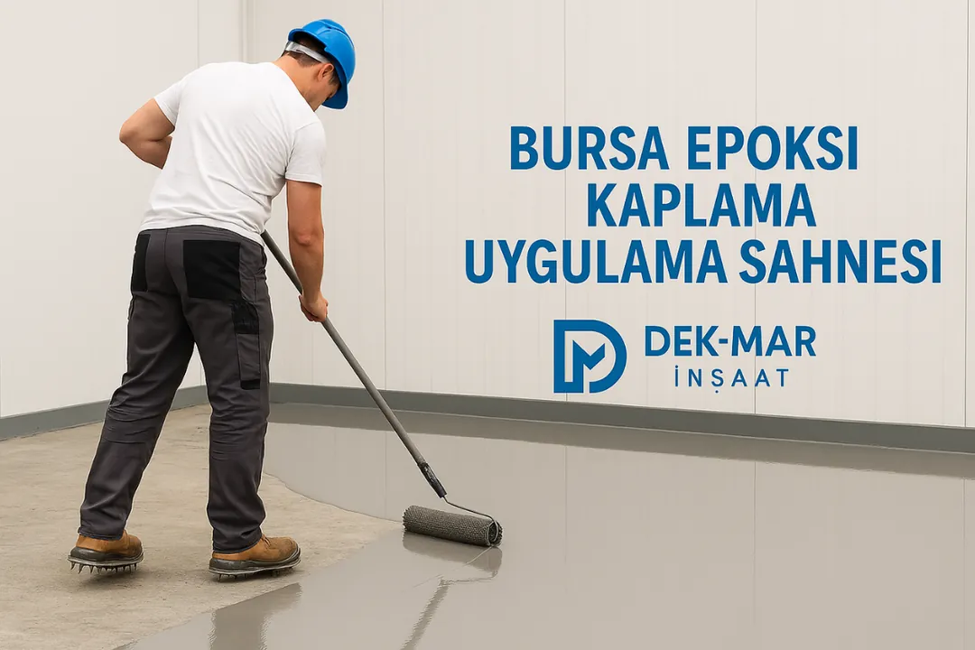 Bursa epoksi kaplama uygulama sahnesi – ustanın zemine rulo ile epoksi uyguladığı gerçek çalışma ortamı, self leveling yüzey – Dek-Mar İnşaat 2025