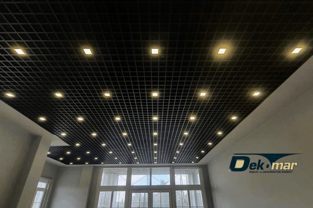 Led aydınlatmalı asma tavan modelleri 2025 – Ticari alanlarda kullanılan LED entegreli petek asma tavan sistemi örneği. 