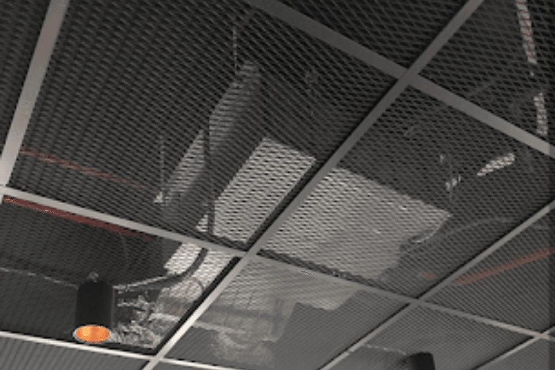 Siyah renkli 60x60 lay on metal mesh tavan paneli, genişletilmiş sac yapısıyla modern yapılarda estetik ve dayanıklı tavan çözümüdür. 