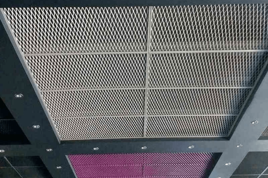 Kurumsal renklerde özel üretim yapılabilen dekoratif hook on mesh tavan paneli örneği. 