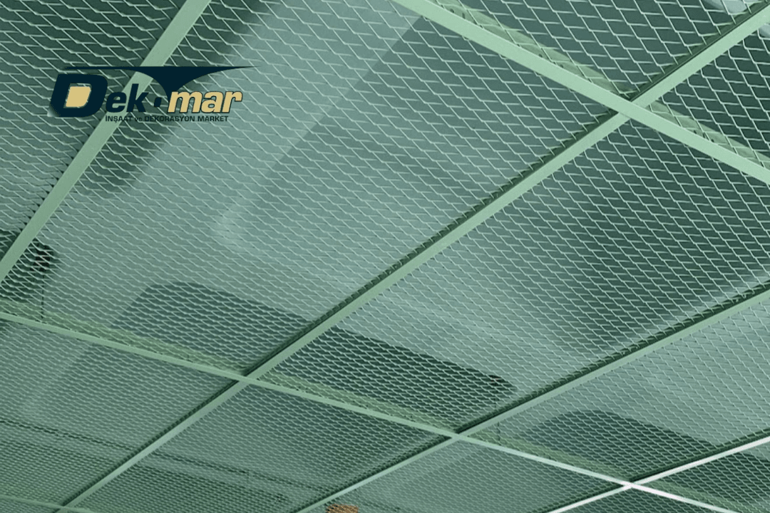 Genişletilmiş metal mesh asma tavan, modern yapılarda estetik, hava geçirgen ve yangına dayanıklı tavan çözümleri sunar. 