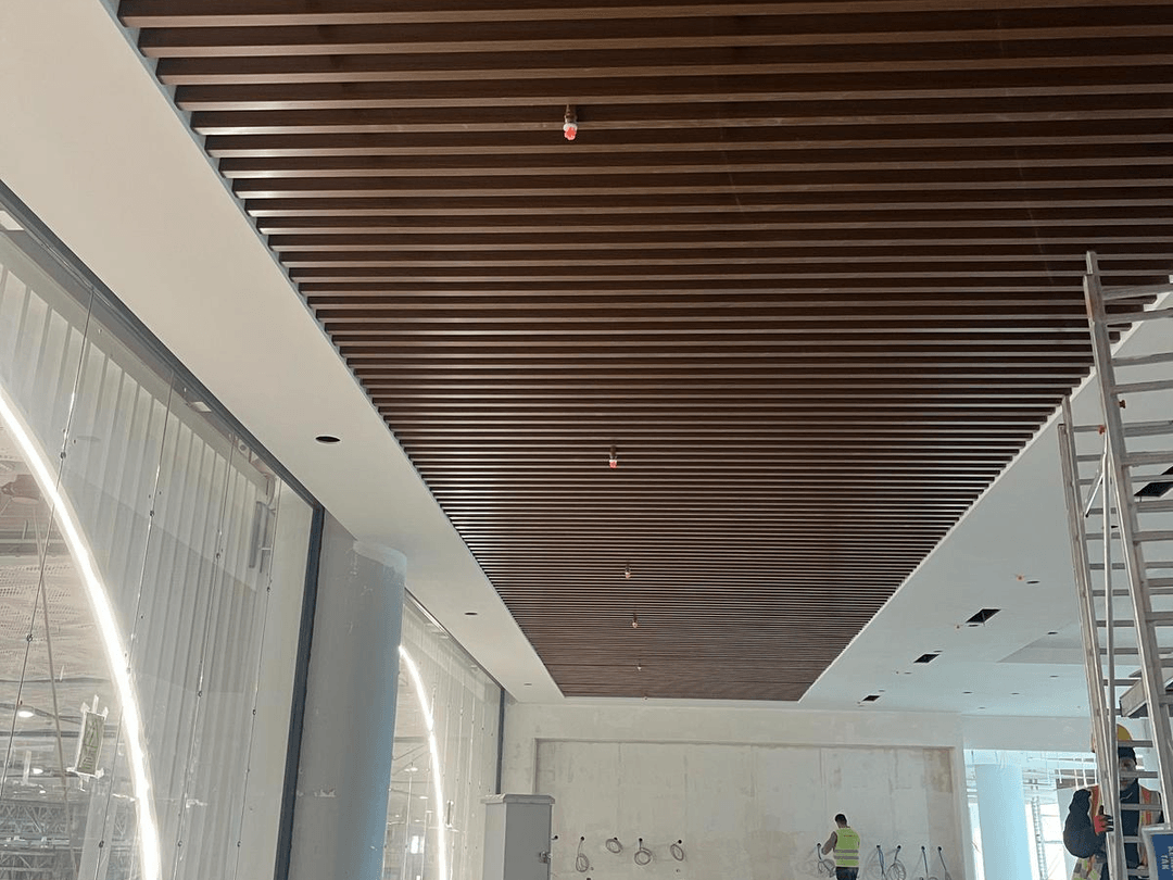 Metal asma tavan İstanbul – estetik, dayanıklı ve uzun ömürlü baffle tavan sistemleri. Profesyonel montaj ve mimari çözümler.