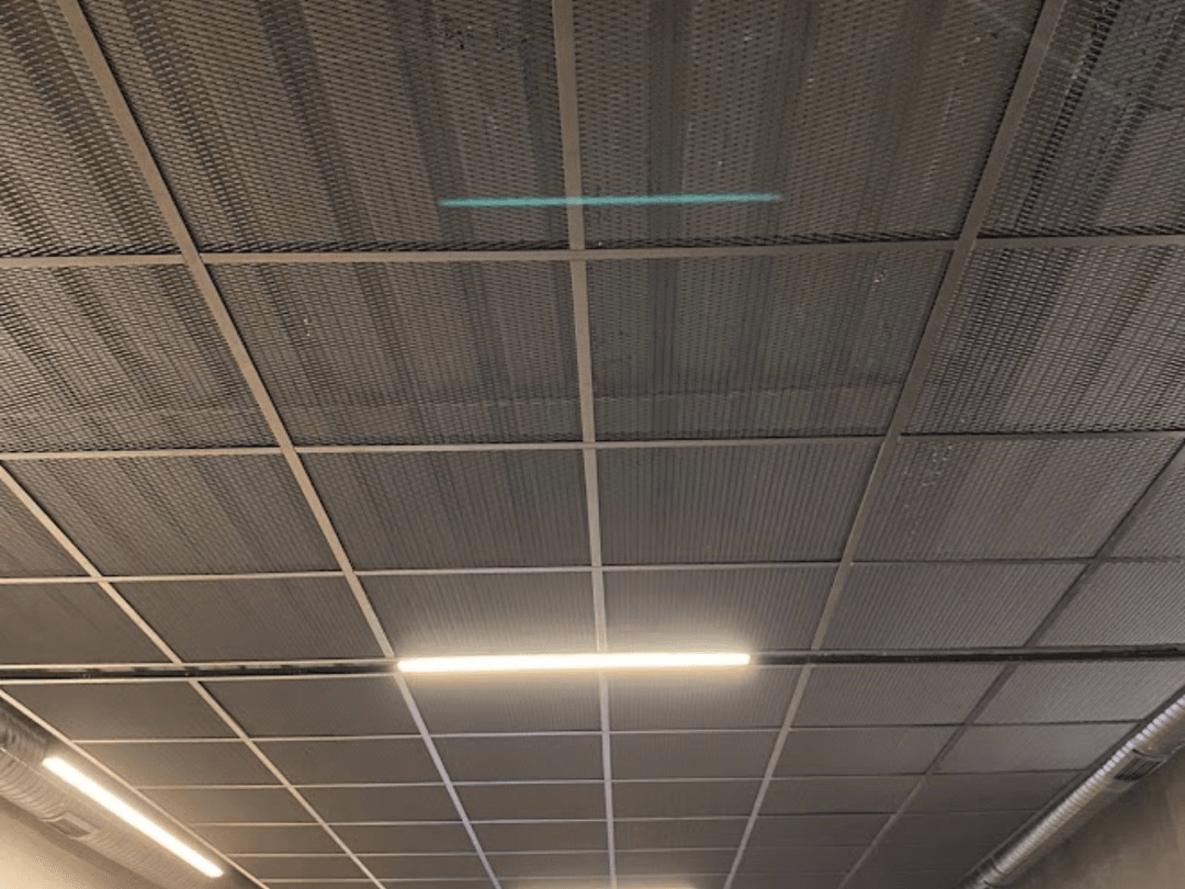 Genişletilmiş sac panellerle tasarlanan mesh asma tavan sistemleri, modern mimaride estetik, konfor ve güvenliği bir arada sunar. 