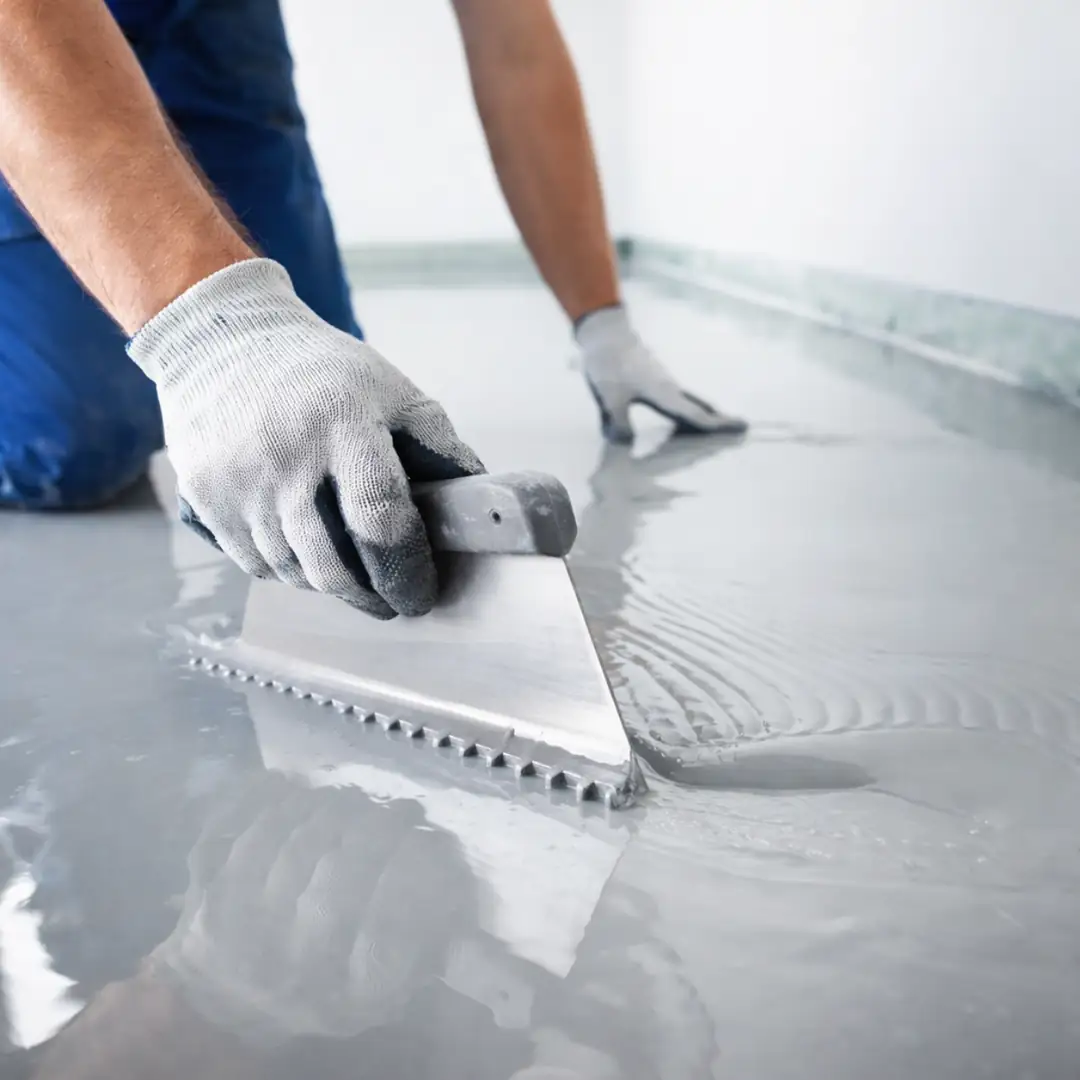 self leveling epoksi zemin kaplama uygulaması mala ile yayma işlemi