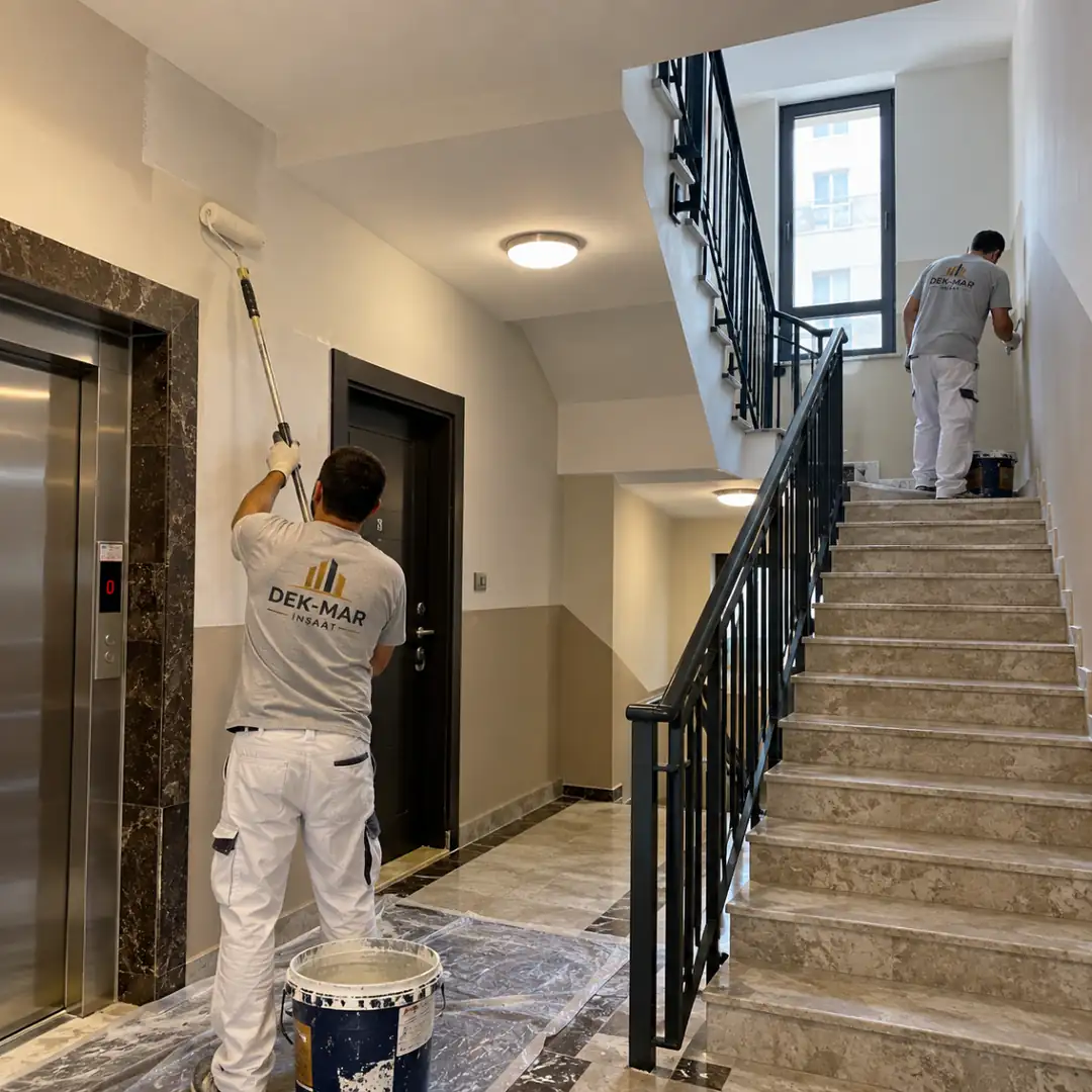 Site ve apartman ortak alanlarında merdiven holü duvarlarının profesyonel boya uygulaması