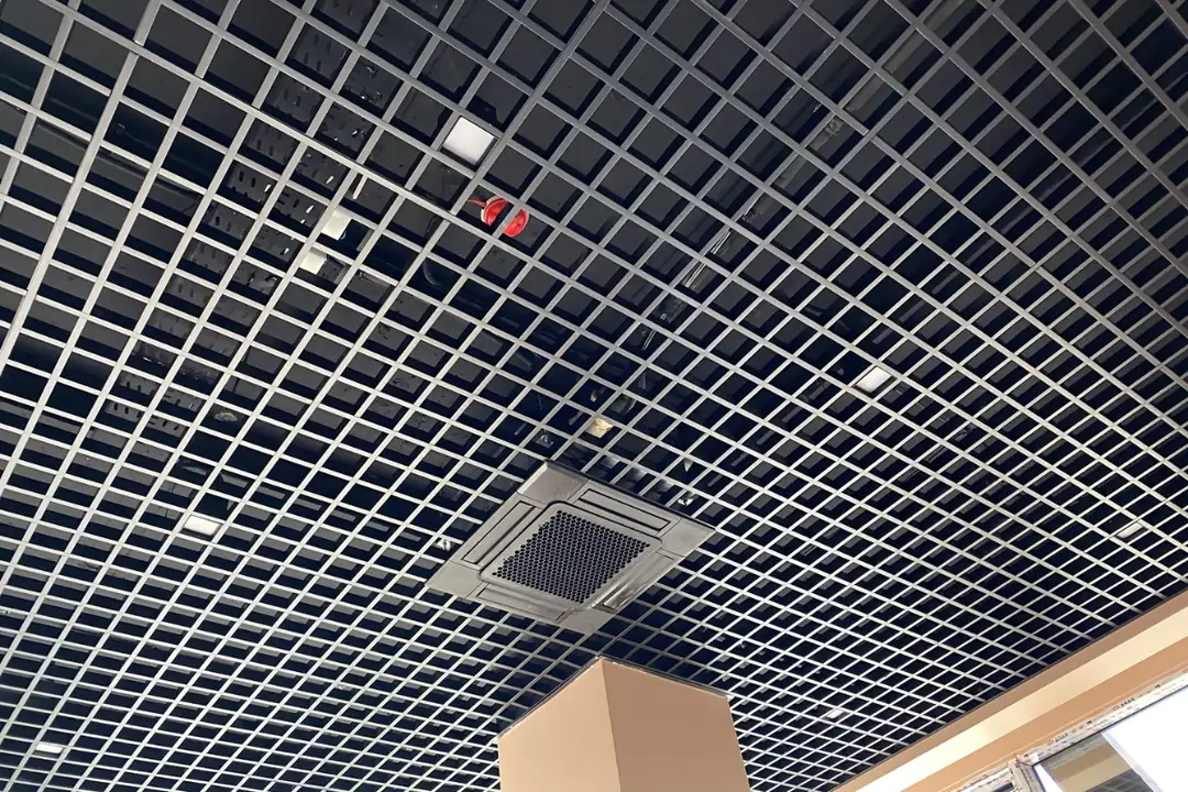 İstanbul petek asma tavan uygulaması Dek-Mar İnşaat T15 taşıyıcı sistem alüminyum open cell tavan montaj detayı