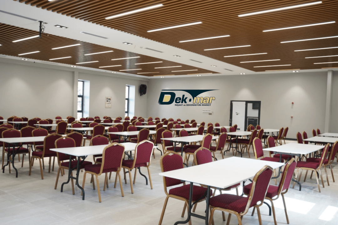 Led Işıklı Asma Tavan Fiyatları – Modern iç mekânda şerit LED aydınlatmalı dekoratif baffle tavan uygulaması örneği. 
