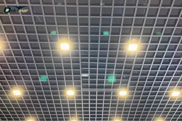 Estetik ve dayanıklı petek asma tavan Bursa montaj hizmetleri ile ofis, AVM ve mağazalar için ideal çözümler.