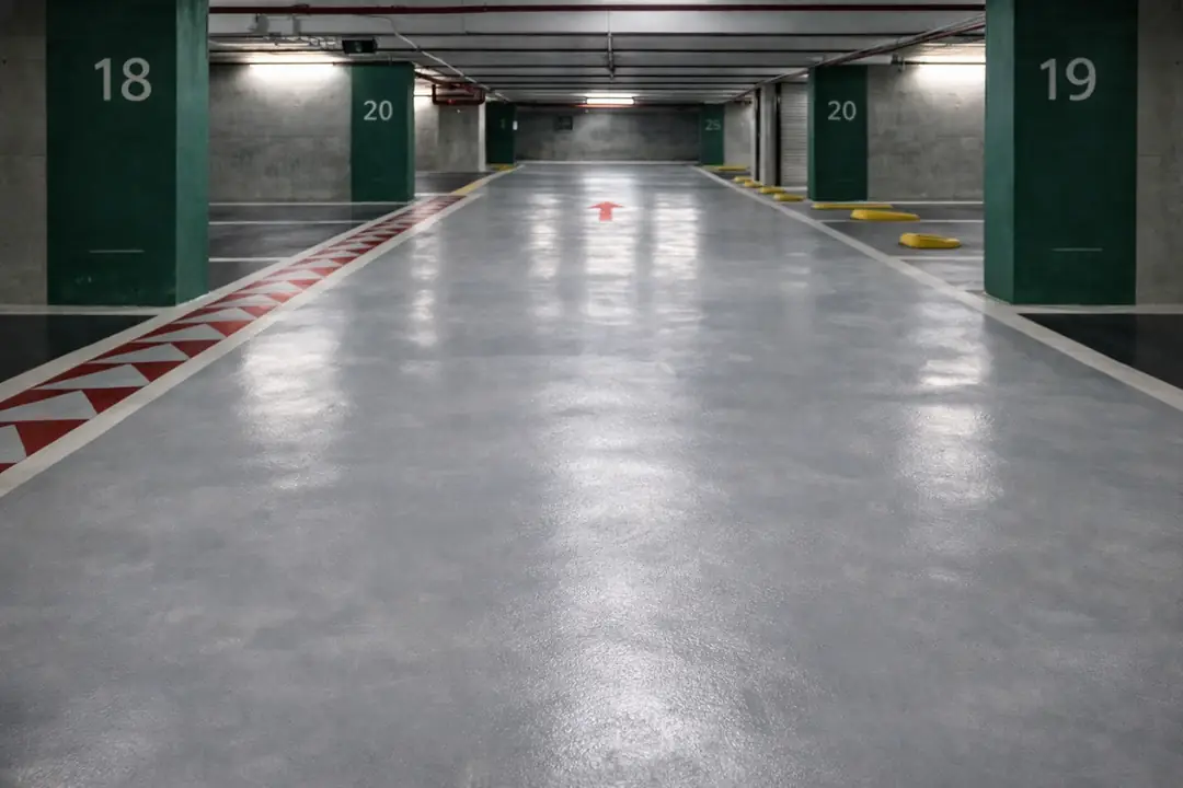 Kapalı otoparkta uygulanmış epoksi zemin kaplama sisteminin genel görünümü
