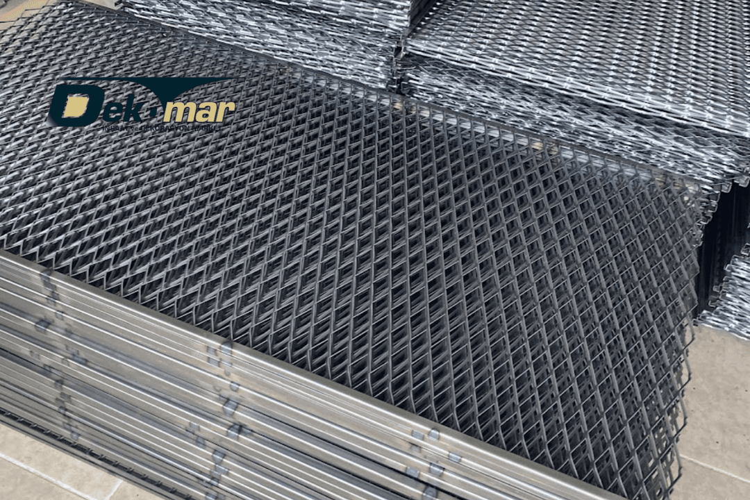 Mesh tavan sistemleri, genişletilmiş sac panellerle oluşturulan modern, şık ve havalandırmaya uygun asma tavan çözümleri sunar. 
