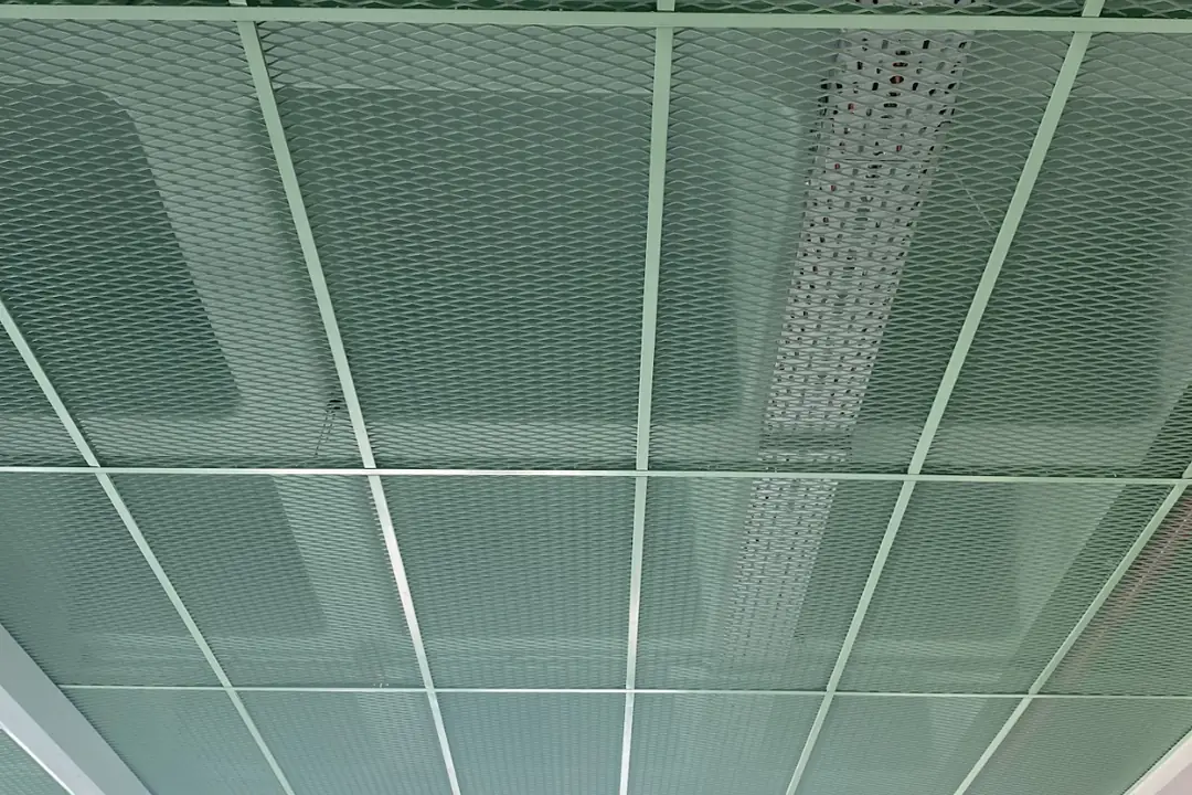 Modern ofis projesinde uygulanan mesh tavan sistemi ile estetik, dayanıklı ve uzun ömürlü asma tavan çözümü&nbsp;