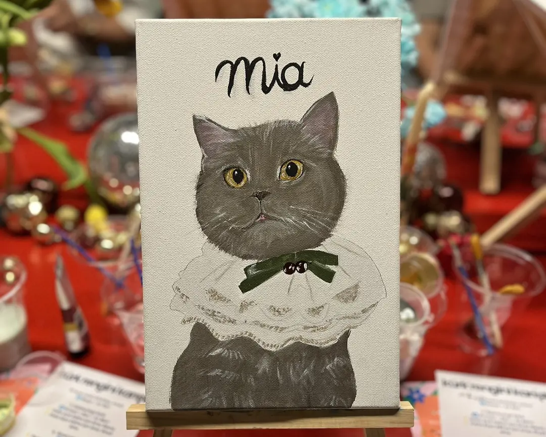 ''Bana o kadar iyi geldi ki, iyi ki gelmişim dedim. Herkesin enerjisi yüksekti ve hayatımda ilk kez gördüğüm insanlarla çevrili değil de bildiğim bir ortamda gibi hissettim. Belki de hepimizin bir ortak noktası olduğundan. 🥹 Onlara duyduğumuz sevgi.🐱🐶 Sizin herkesle tek tek ilgilenip son dokunuşları yapmanız da çok kıymetli.💖Sayenizde her bir portre bir sanat eserine dönüştü. Her şey teşekkürler.💐''