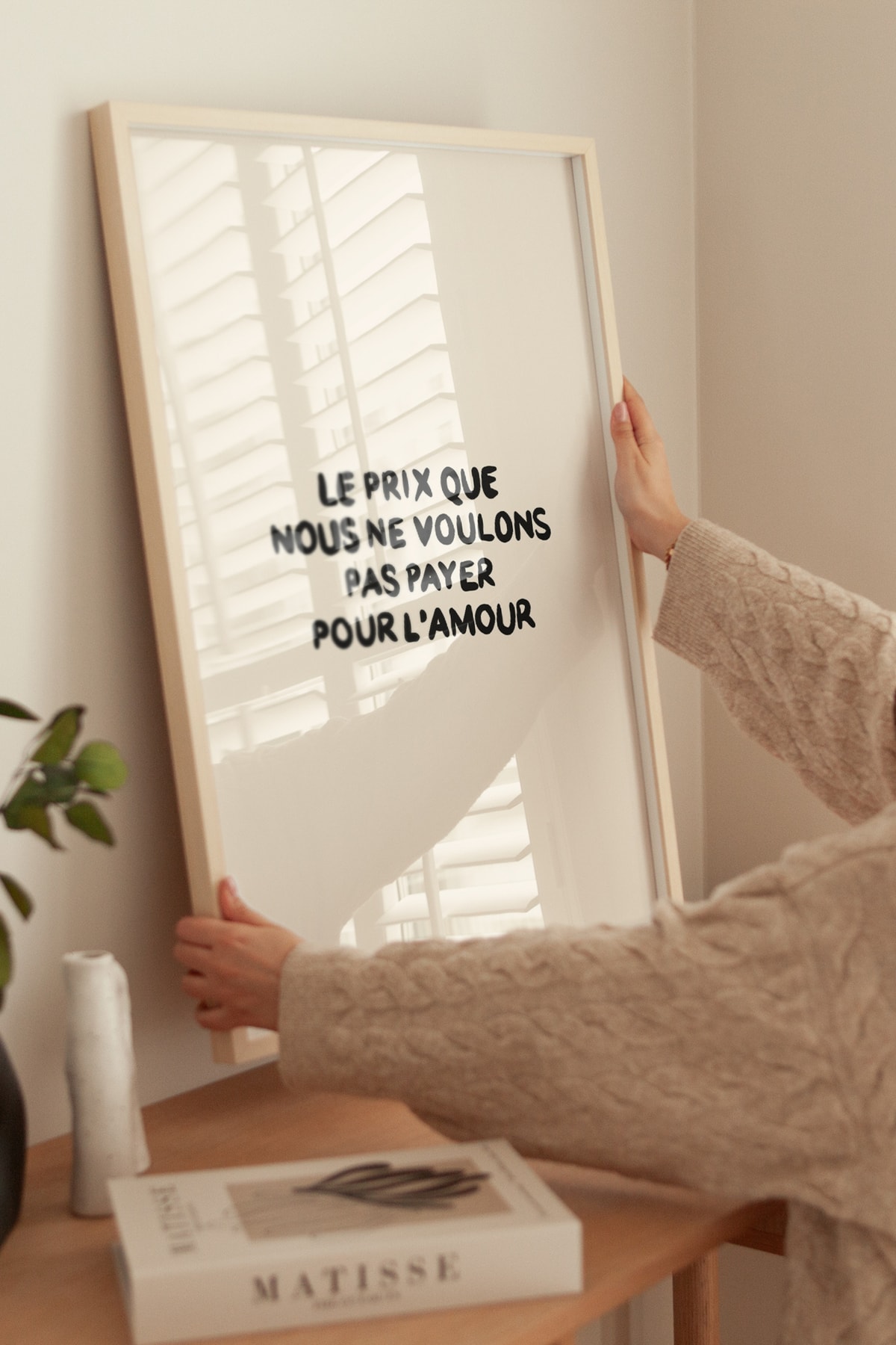 'Aşk için Ödemek İstemediğimiz Bedel' Çerçevesiz Poster Fransızca Yazılı Bej Duvar Poster Dekoru