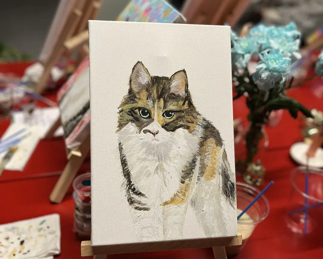 ''Atölye gerçekten benim için çok keyifliydi. Evcil hayvan portresi çizmek daha önce denemediğim bir şeydi ve beklediğimden çok daha rahatlatıcı geldi. Kedim Lokum’u çizerken hem çok eğlendim hem de yeni bir yeteneğimi keşfetmiş oldum. Açıkçası ortaya çıkan portreye ben bile şaşırdım, diğer katılımcıların beğenmesi de beni ayrı mutlu etti. Ortam çok samimiydi, herkes birbirini destekliyordu, bu da süreci daha keyifli hale getirdi. Genel olarak benim için hem rahatlatıcı hem de yaratıcı bir deneyimdi. Hiç çizim yapmayan biri bile kendini çok iyi hisseder bence. Kısacası çok güzel bir tecrübeydi, iyi ki katılmışım.''