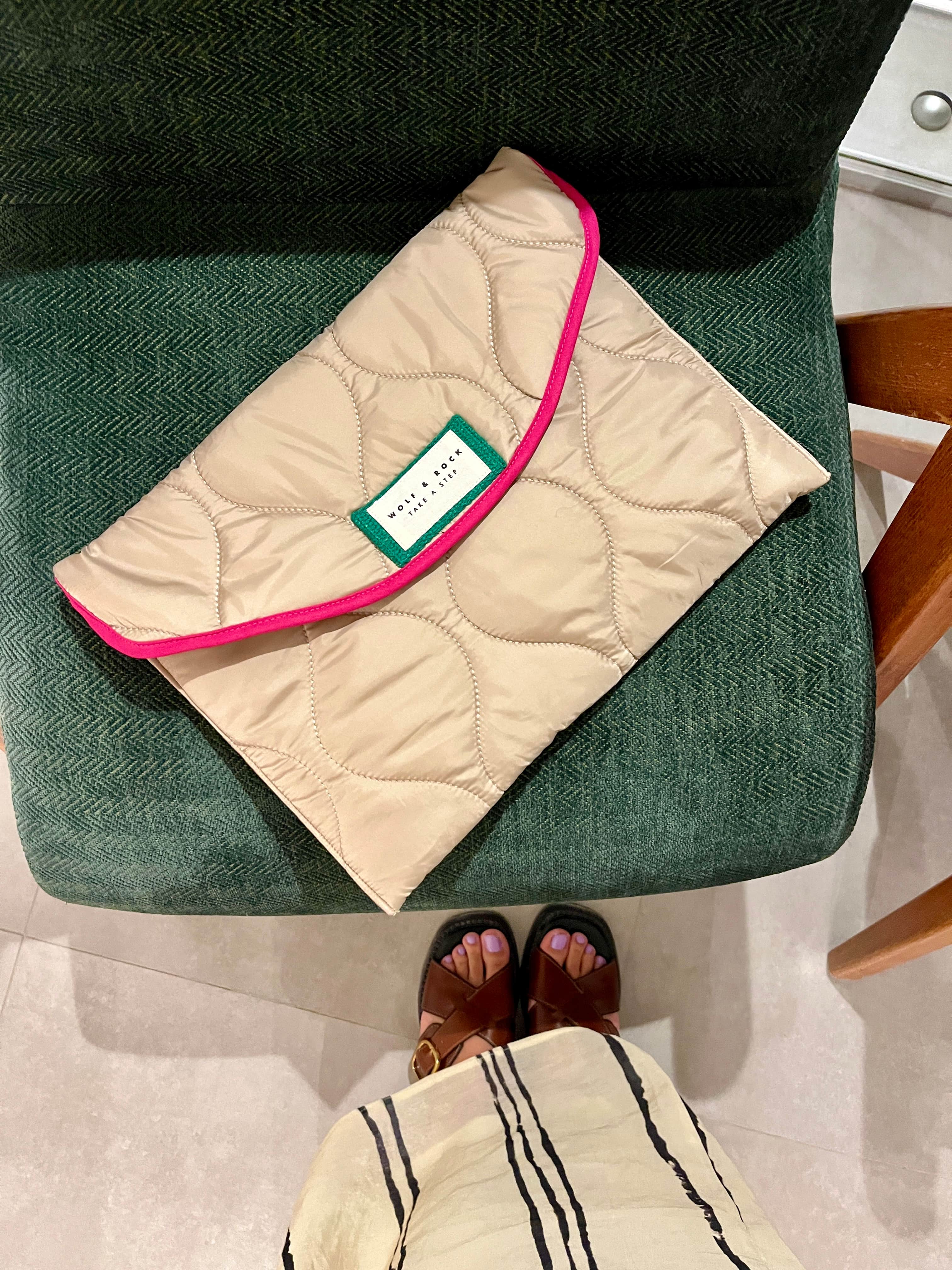13''-14'' Bej Kapitone Pembe Detaylı Notebook/tablet Uyumlu Su Geçirmez Kılıf