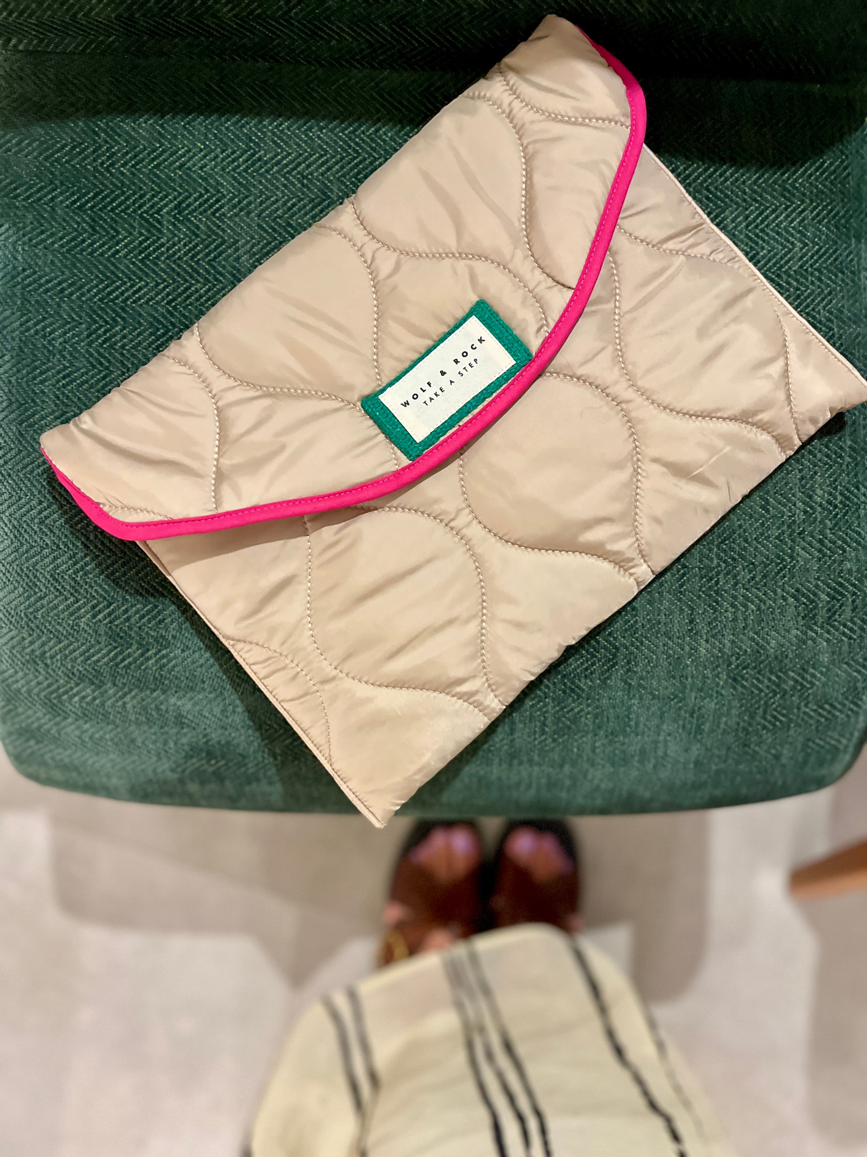 13''-14'' Bej Kapitone Pembe Detaylı Notebook/tablet Uyumlu Su Geçirmez Kılıf