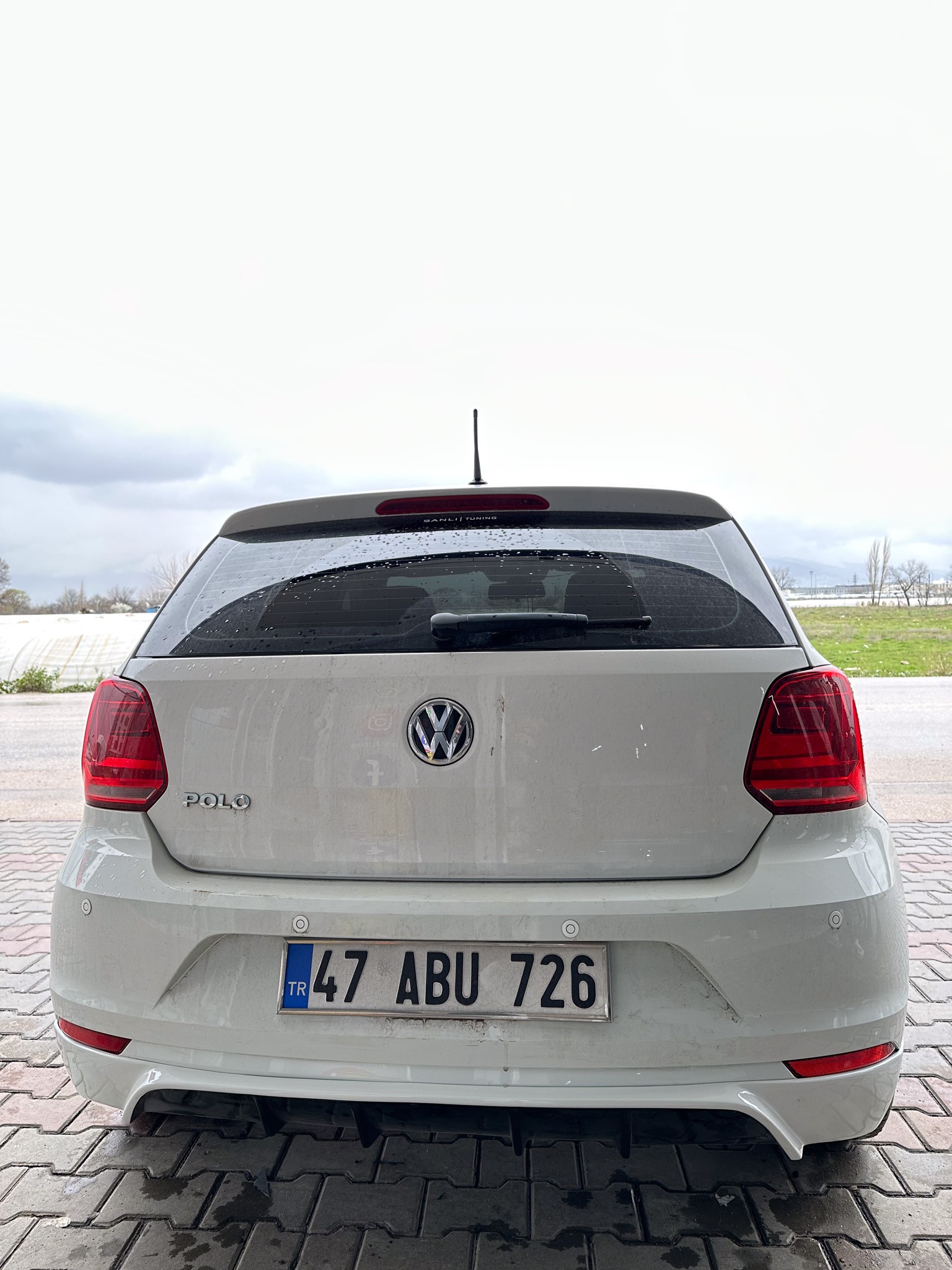 VOLKSWAGEN POLO ARKA EK BOYALI ( PLASTİK )