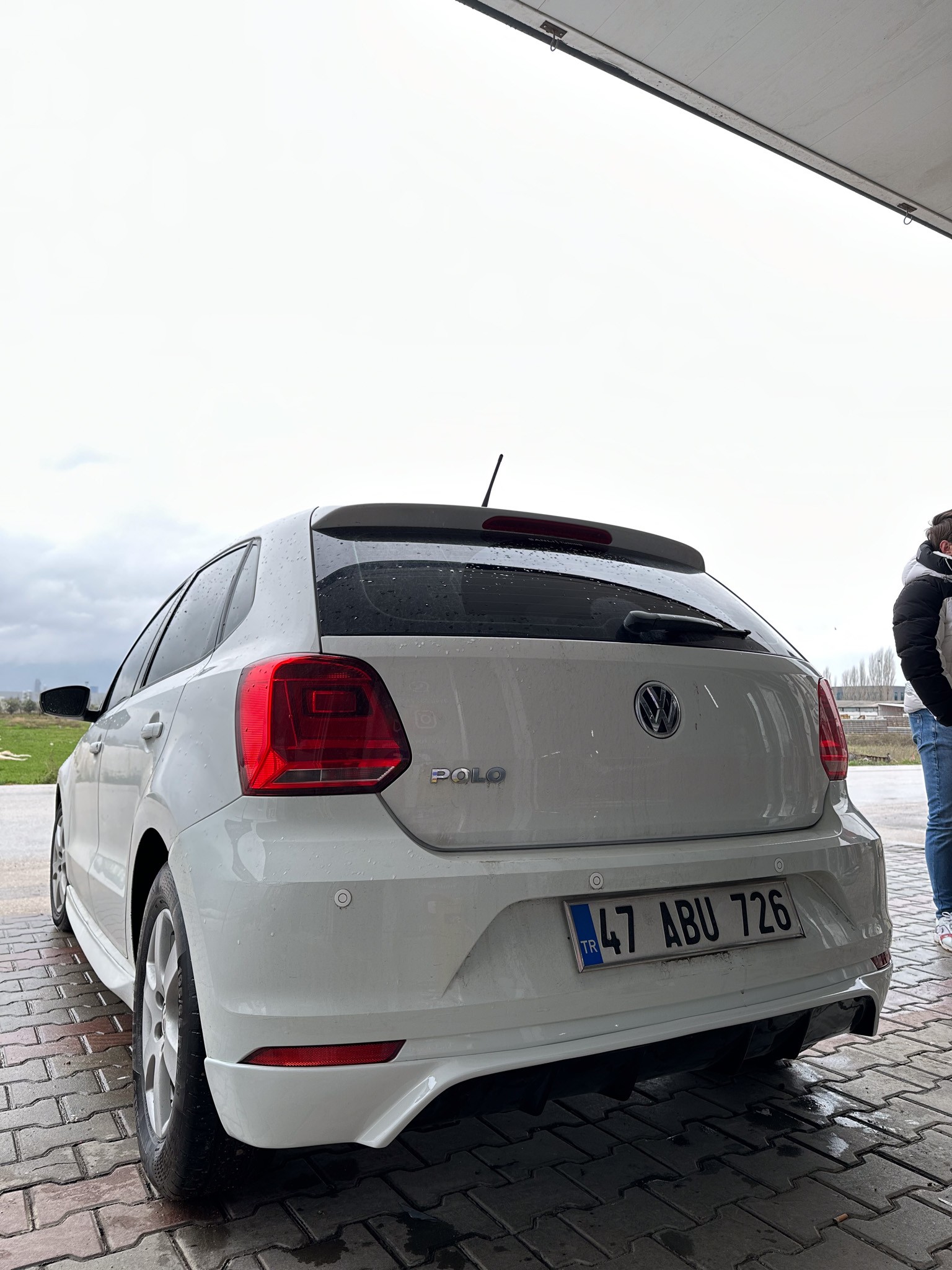 VOLKSWAGEN POLO ARKA EK BOYALI ( PLASTİK )