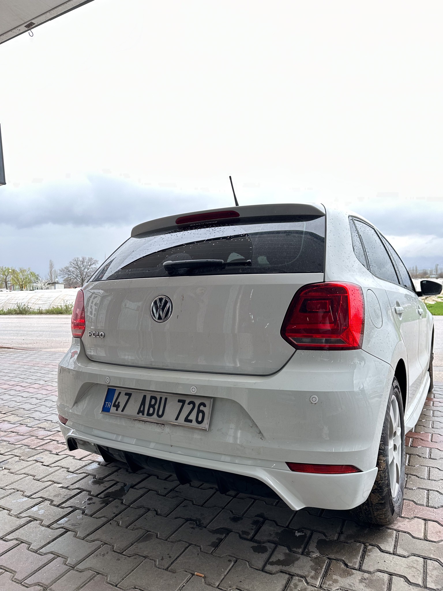 VOLKSWAGEN POLO ARKA EK BOYALI ( PLASTİK )