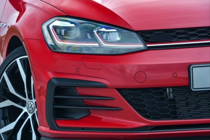 GOLF 7.5 MK7.5 2018-2020 IÇIN UYUMLU J LED FAR GTI KIRMIZI