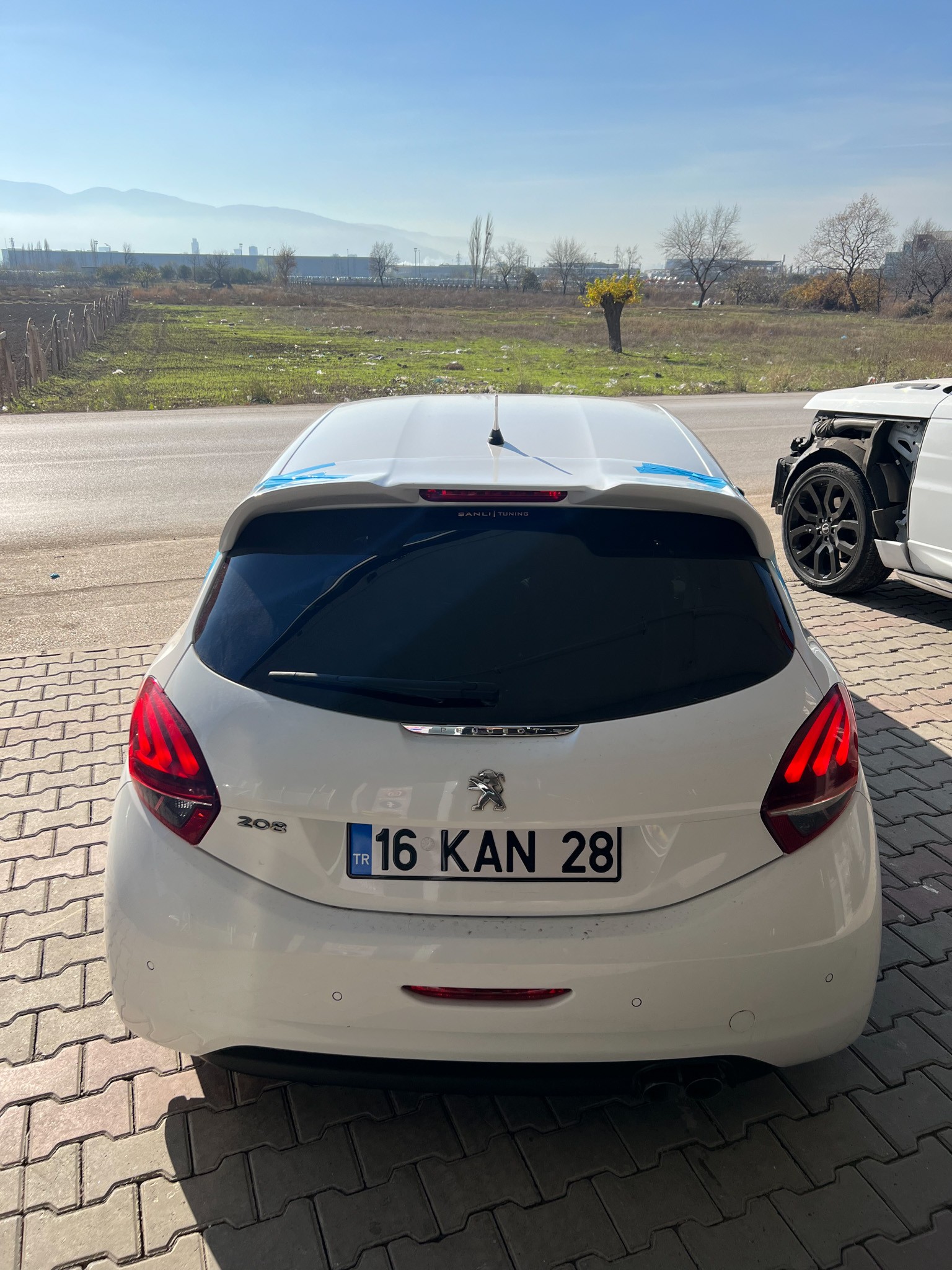 PEUGEOT 208 SPOİLER BOYALI