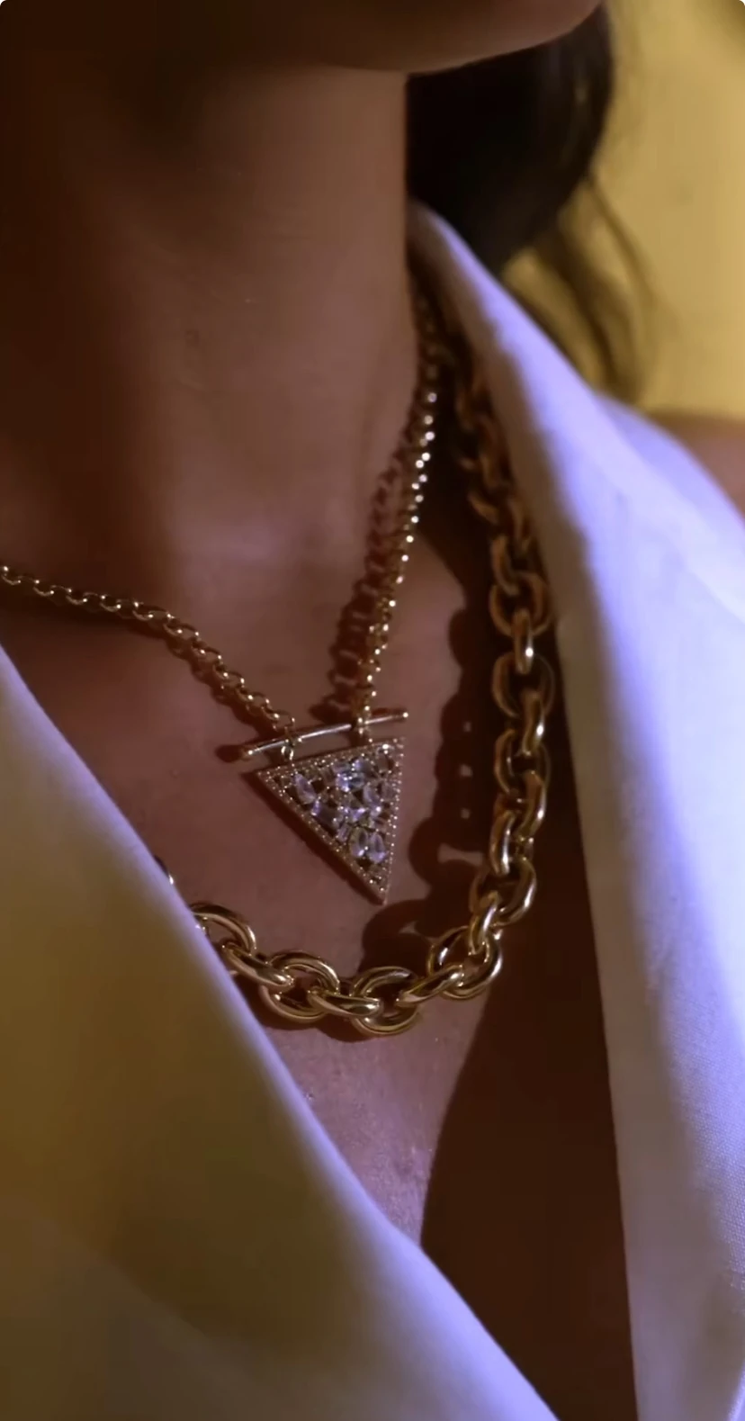 Üçgen Taşlı Tasarım Kolye