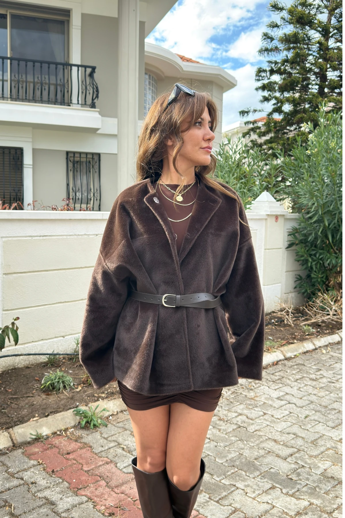 YUVARLAK YAKA KEMERLİ SUNİ KÜRK CEKET