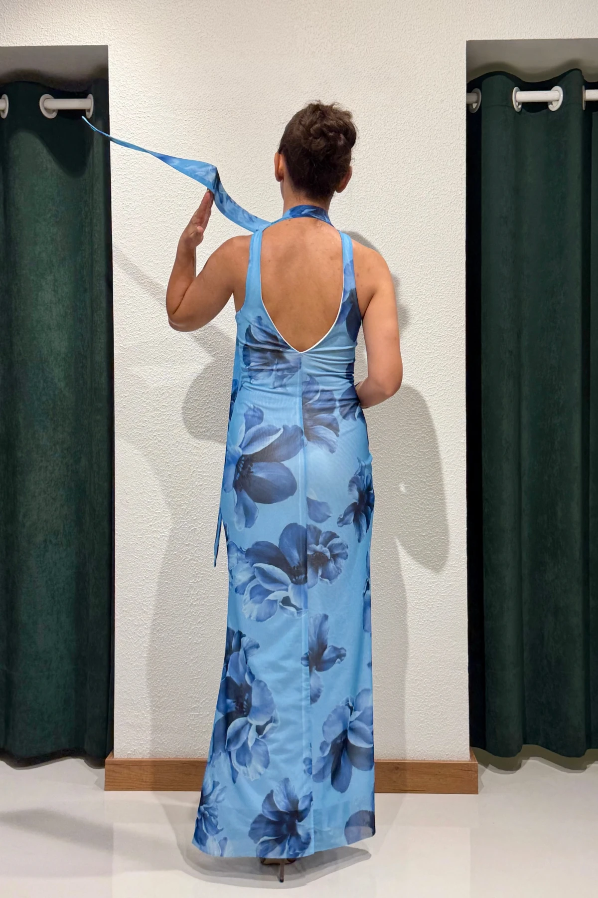 FULARLI ÇİÇEKLİ ELBİSE