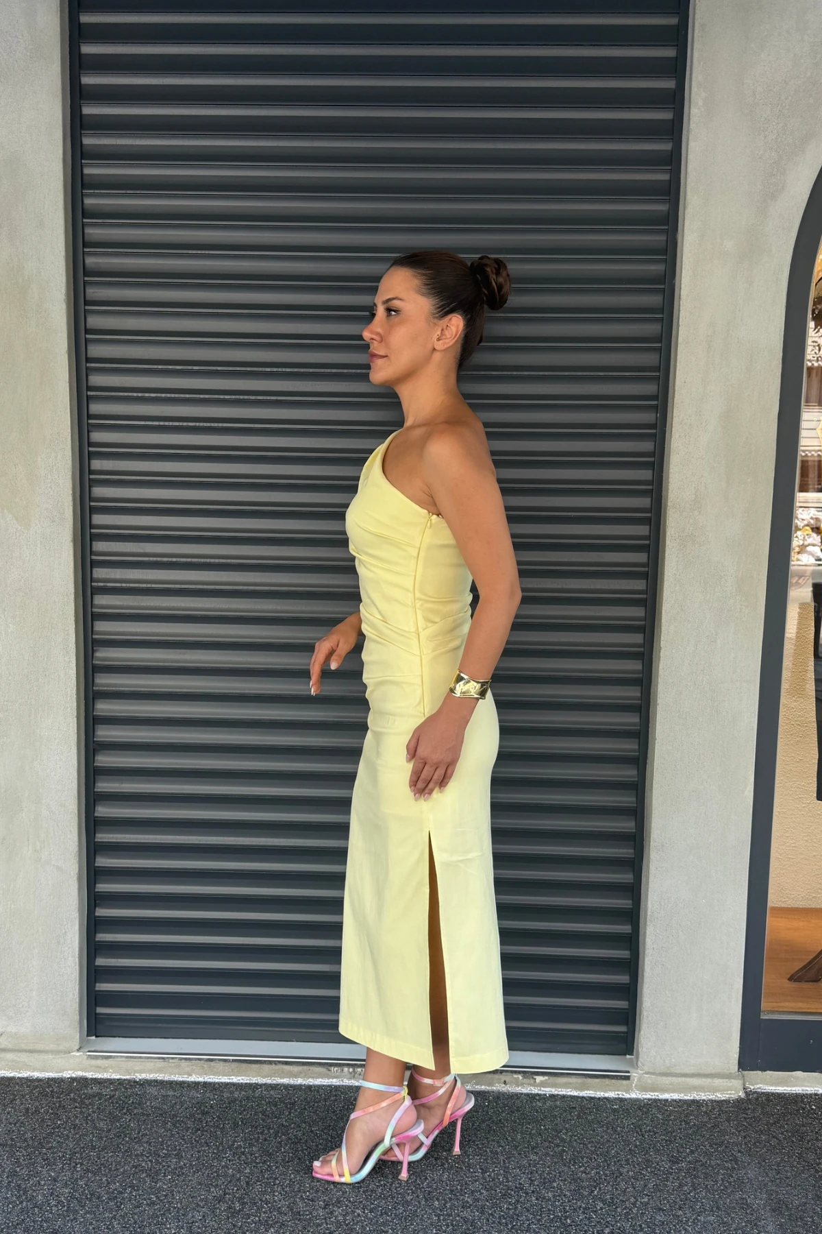 TEK OMUZ DRAPELİ MİDİ ELBİSE - Sarı