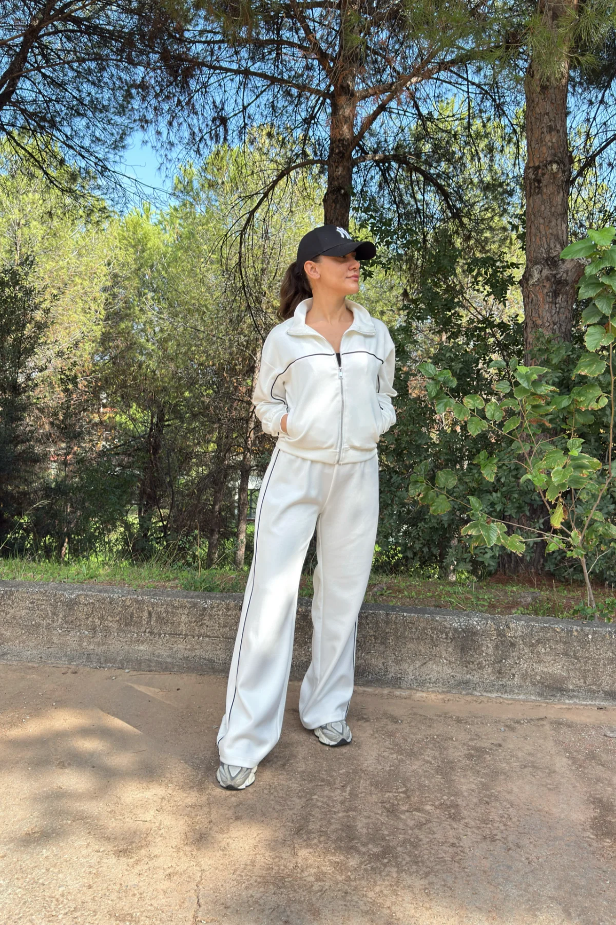 ÇİZGİ DETAYLI EŞOFMAN TAKIMI