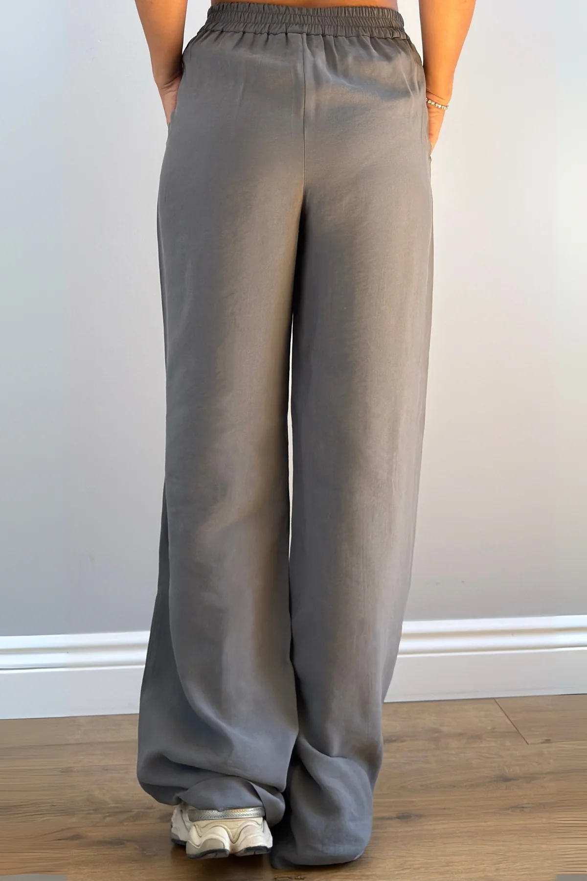 BELİ LASTİKLİ DÜZ KESİM PANTOLON