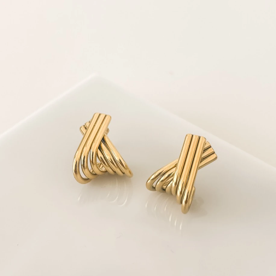 Çapraz Kıvrımlı Çelik Küpe