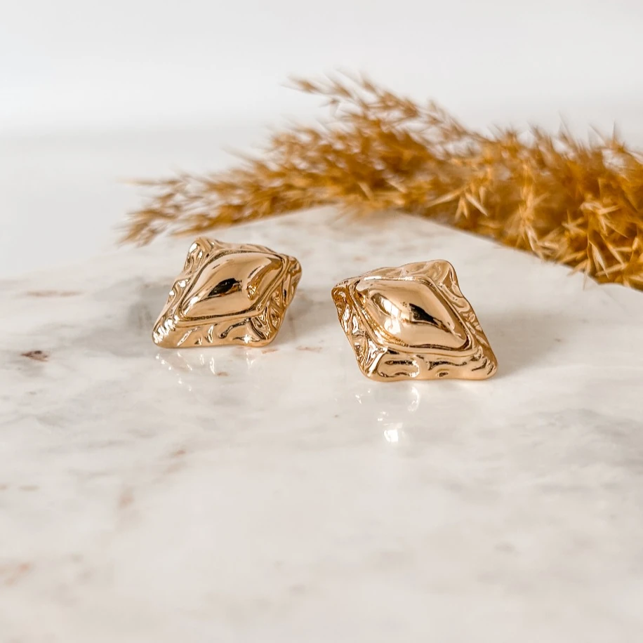 Altın Renkli Retro Küpe