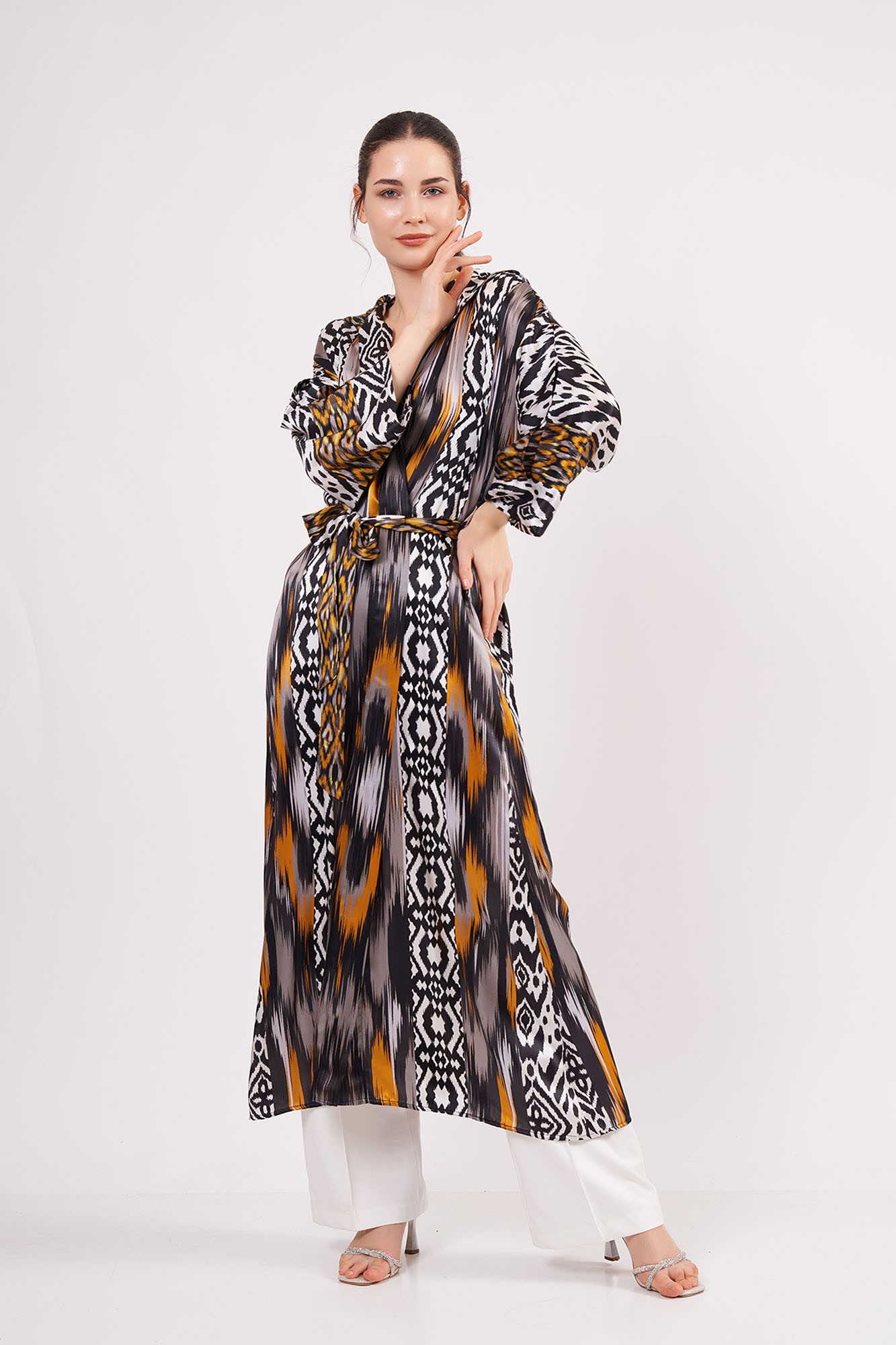 Saf İpek Kapüşonlu Kimono Kaftan | Siyah-Gold İkat Desen | Nomads Felt