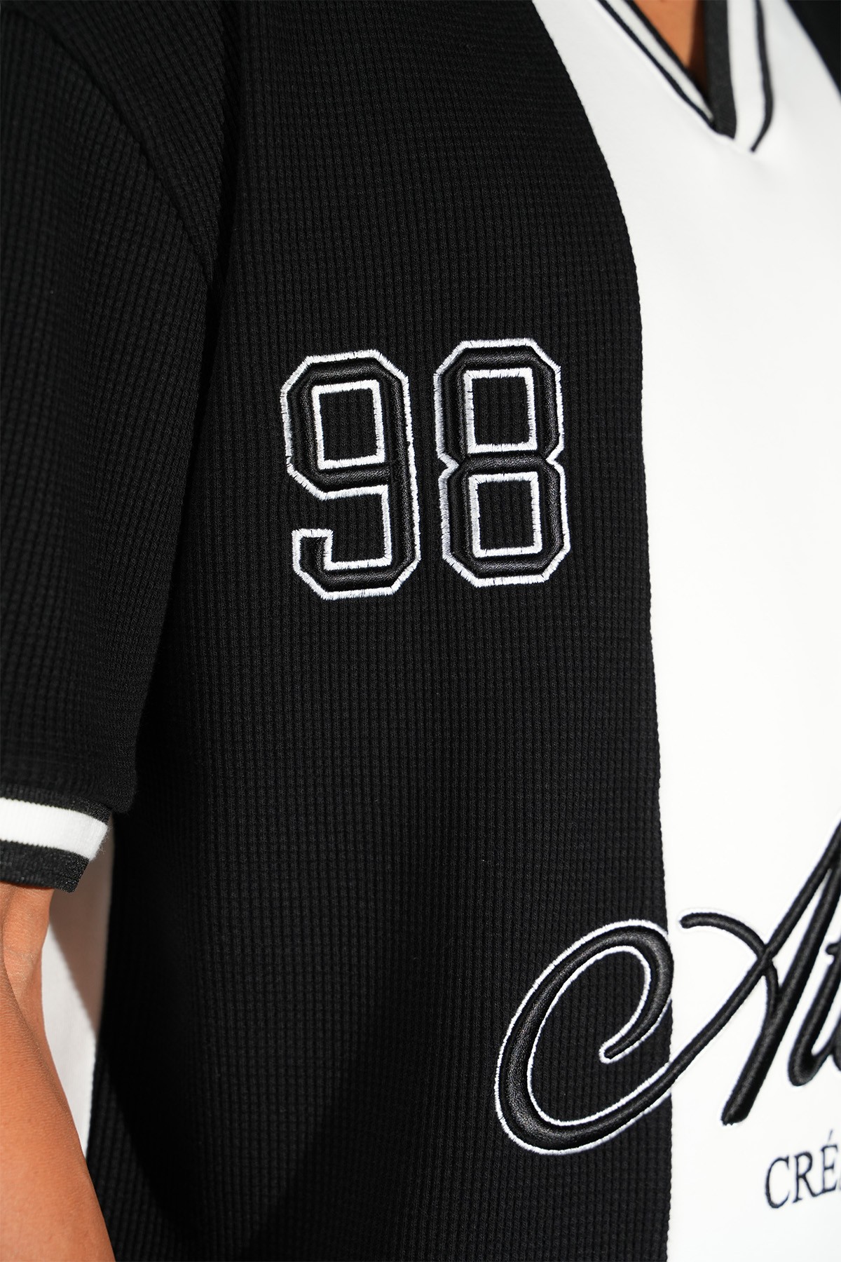 Nakışlı V Yaka Oversize Tişört - black