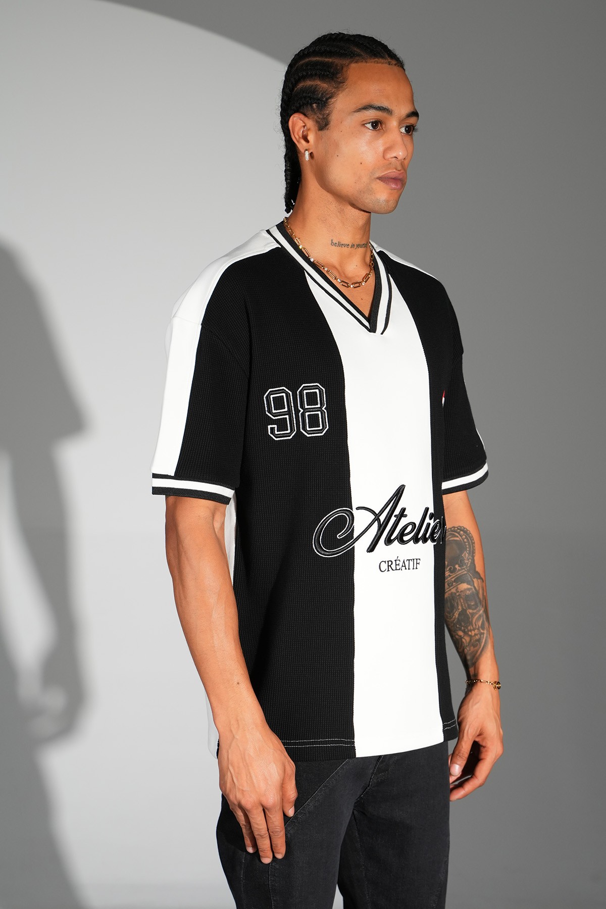 Nakışlı V Yaka Oversize Tişört - black