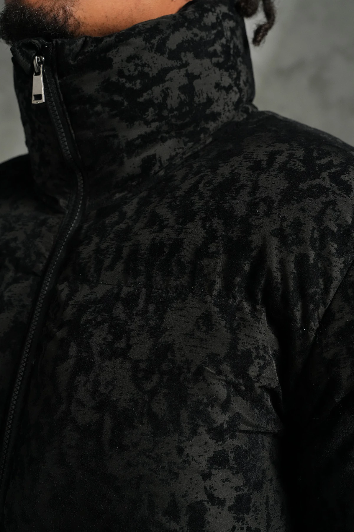 Kabartma Kadife Detaylı Şişme Mont