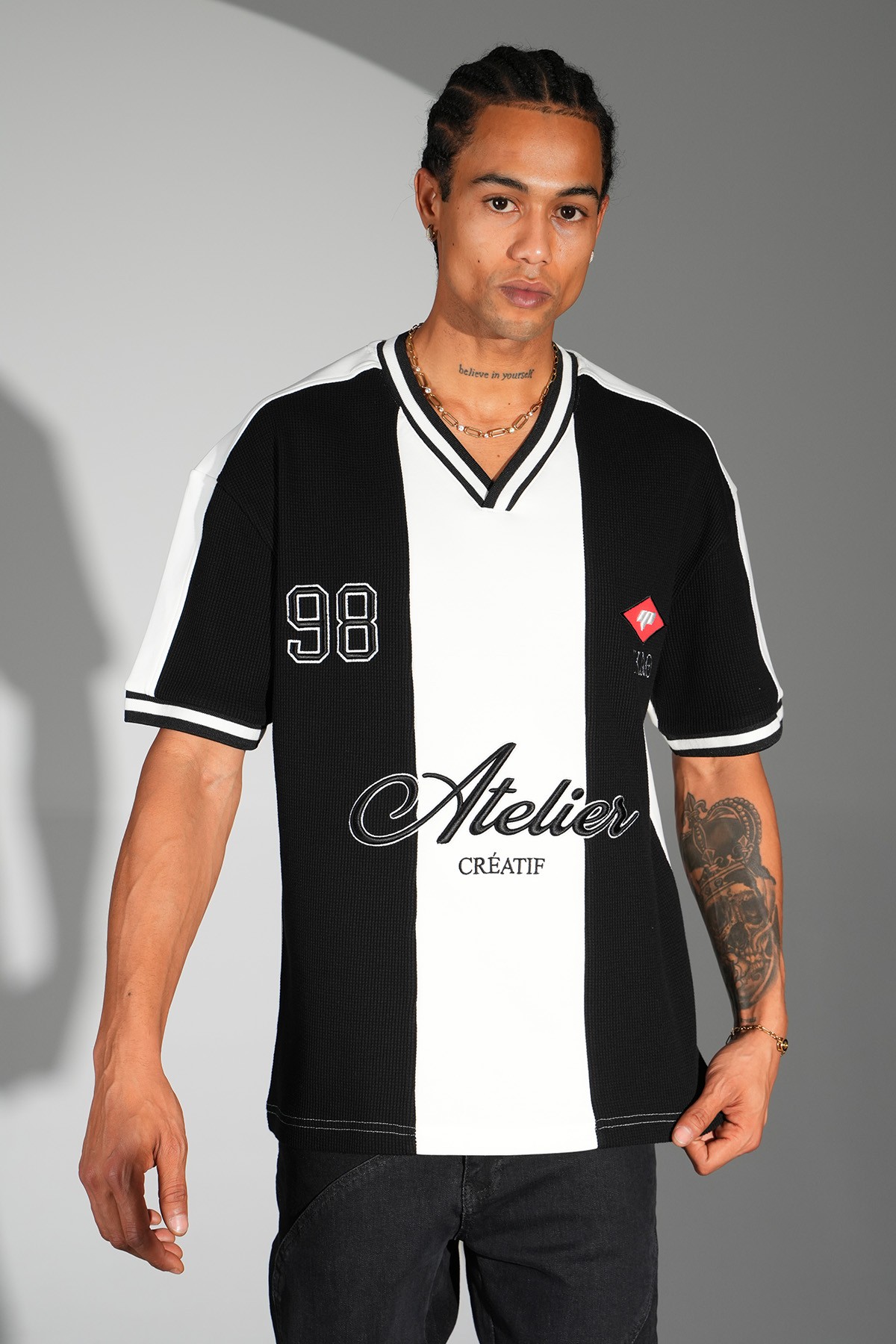 Nakışlı V Yaka Oversize Tişört - black
