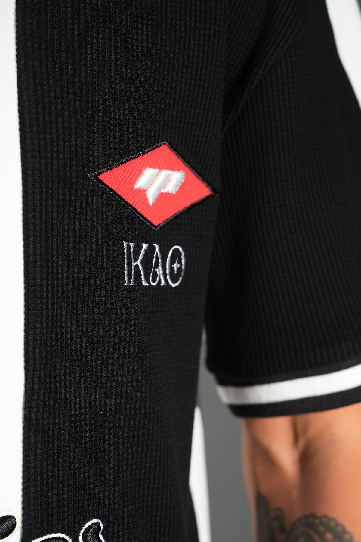 Nakışlı V Yaka Oversize Tişört - black