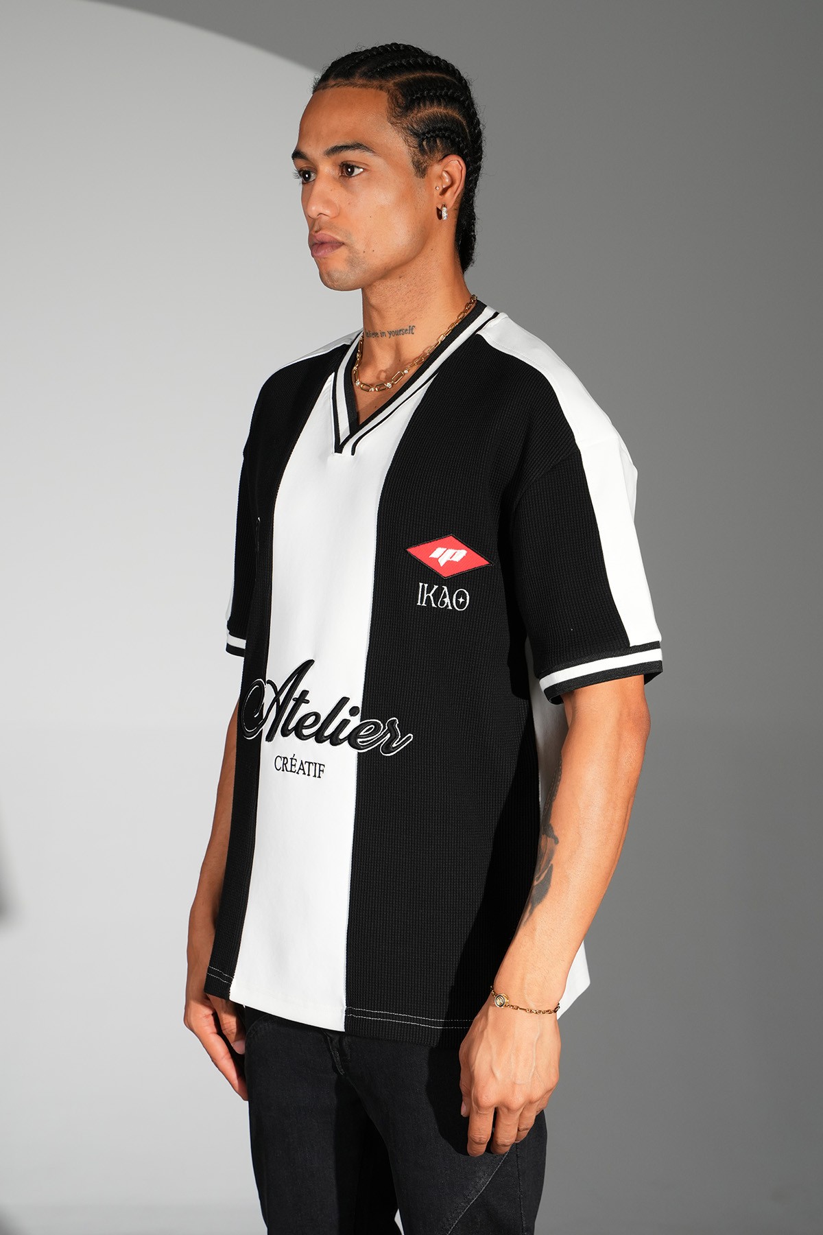 Nakışlı V Yaka Oversize Tişört - black