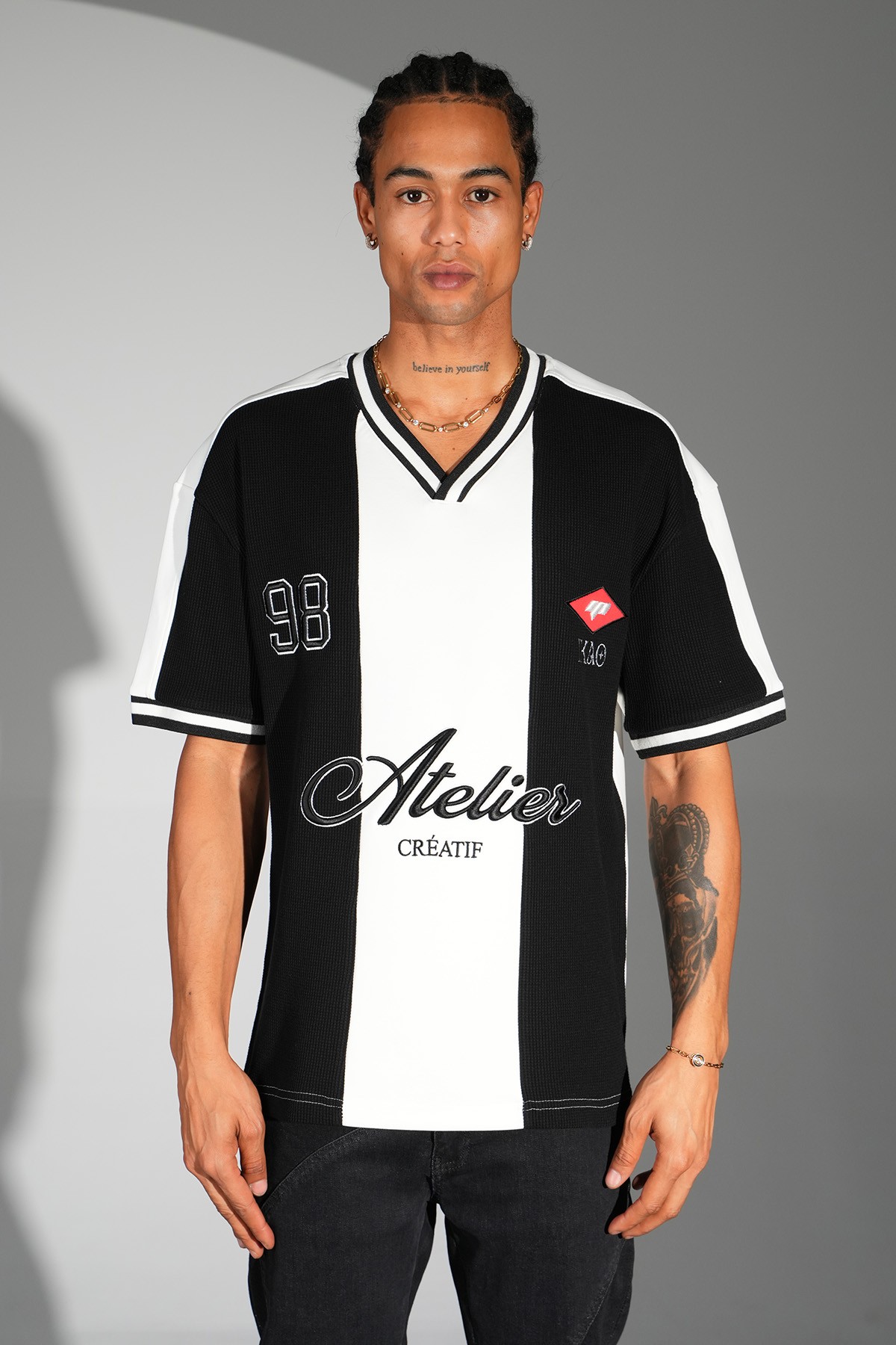 Nakışlı V Yaka Oversize Tişört - black