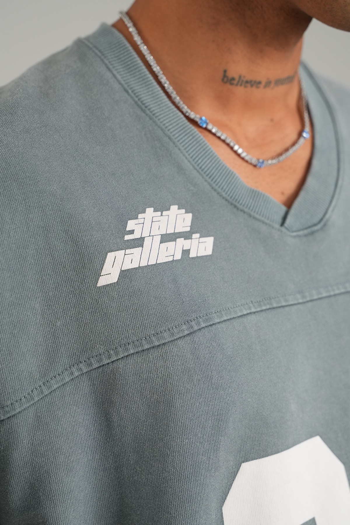 99 Baskılı V Yaka Oversize Tişört - gray