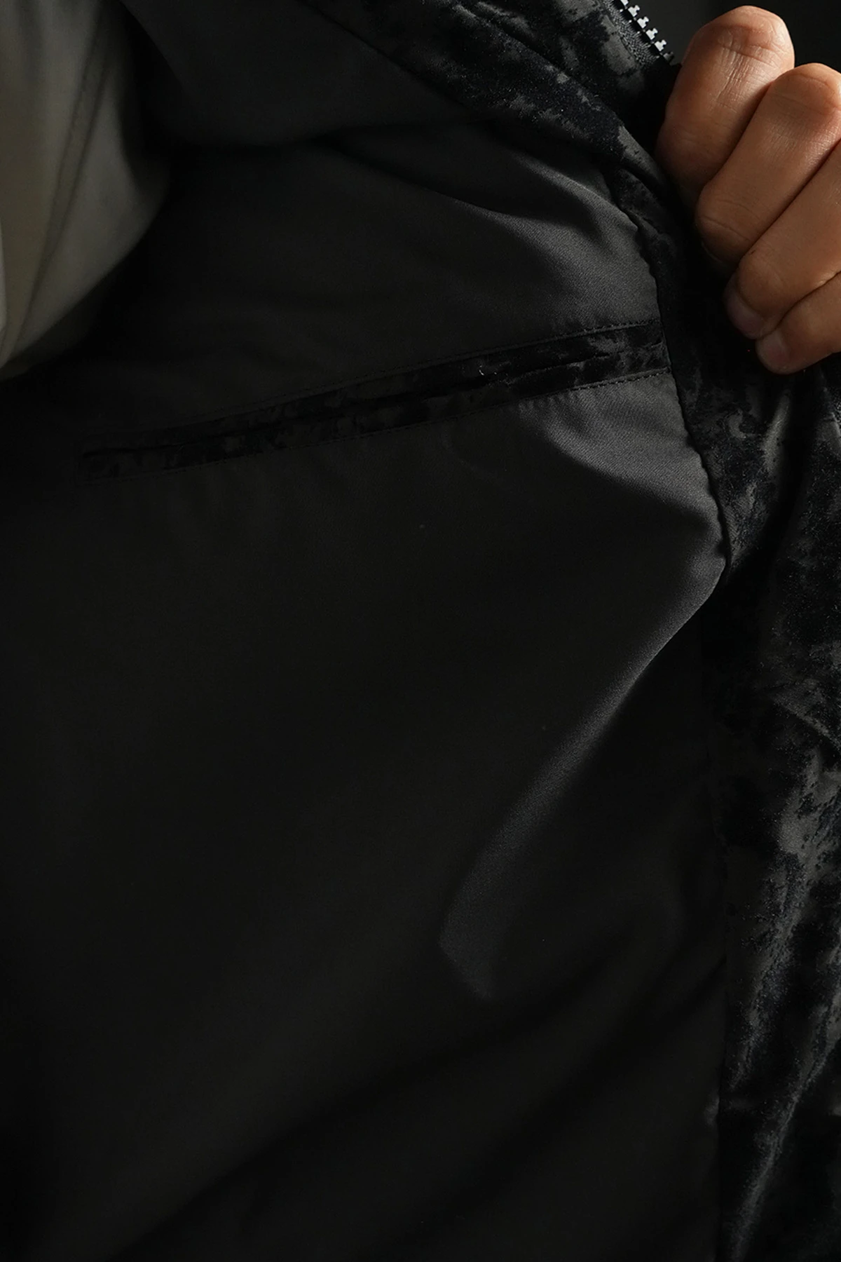 Kabartma Kadife Detaylı Şişme Mont