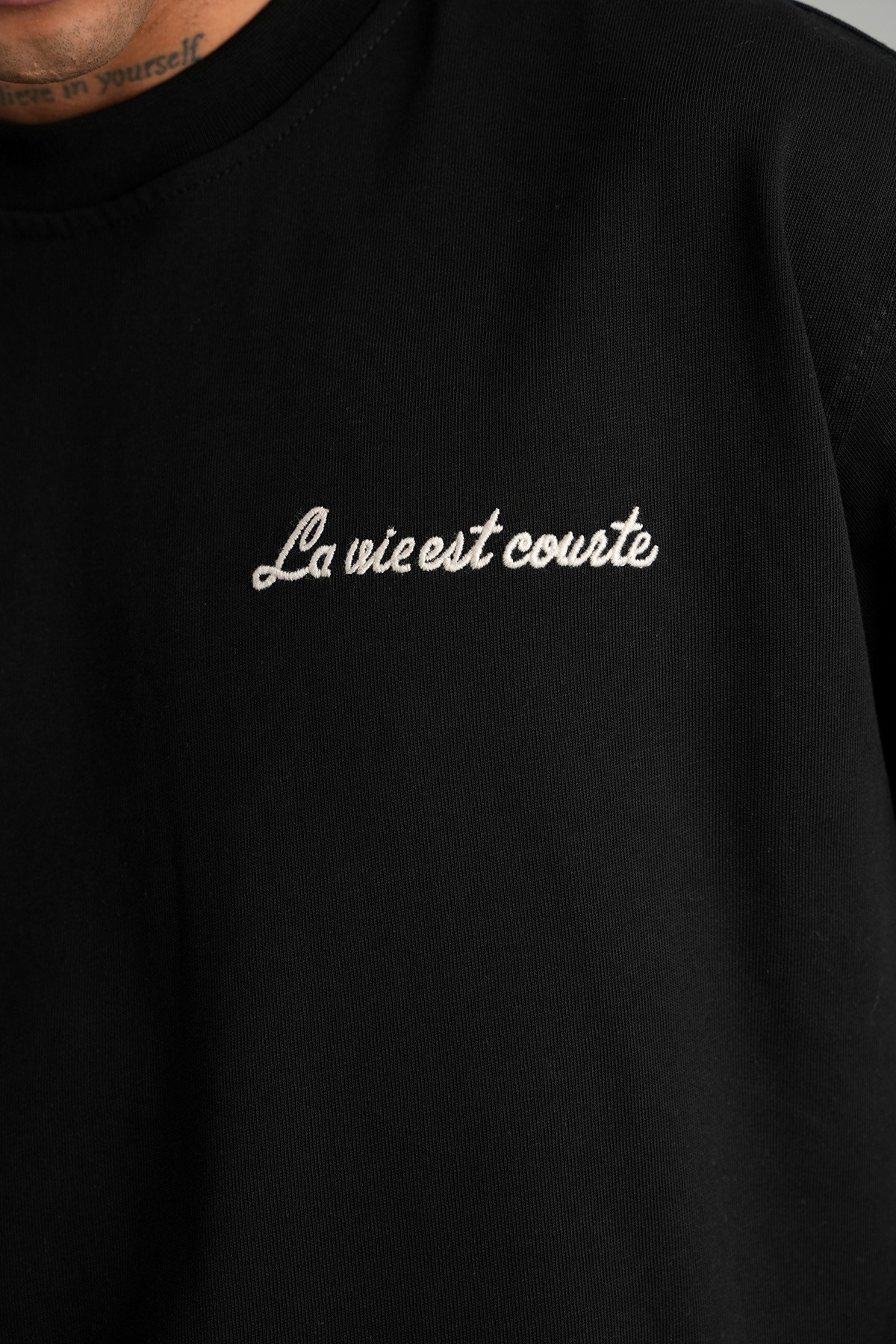 La vie est courte Nakış Detaylı Tişört - black