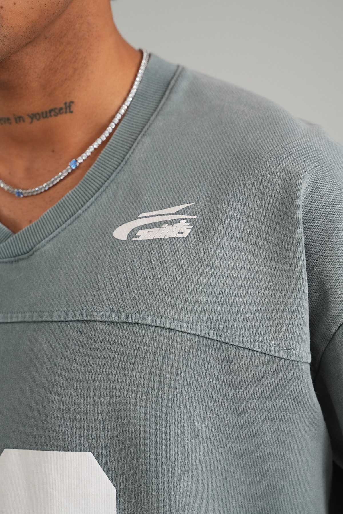 99 Baskılı V Yaka Oversize Tişört - gray